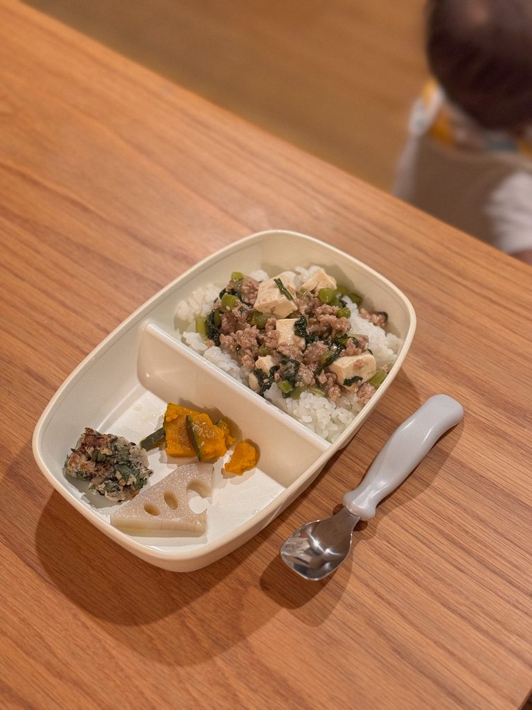 1歳児に取り分ける献立例。辛くない麻婆丼。蒸し野菜など