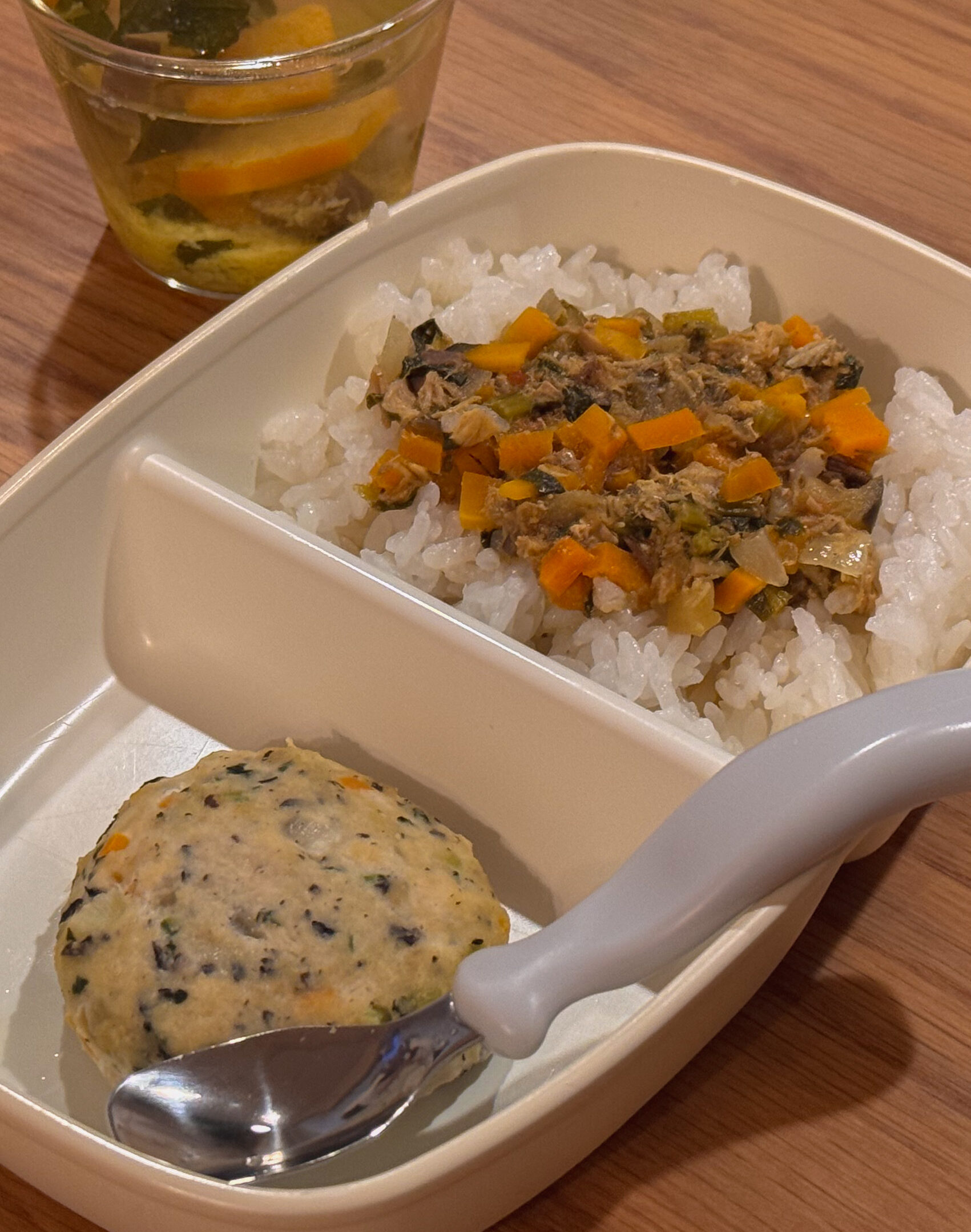 幼児食の写真。豆腐ハンバーグと、サバトマトカレー